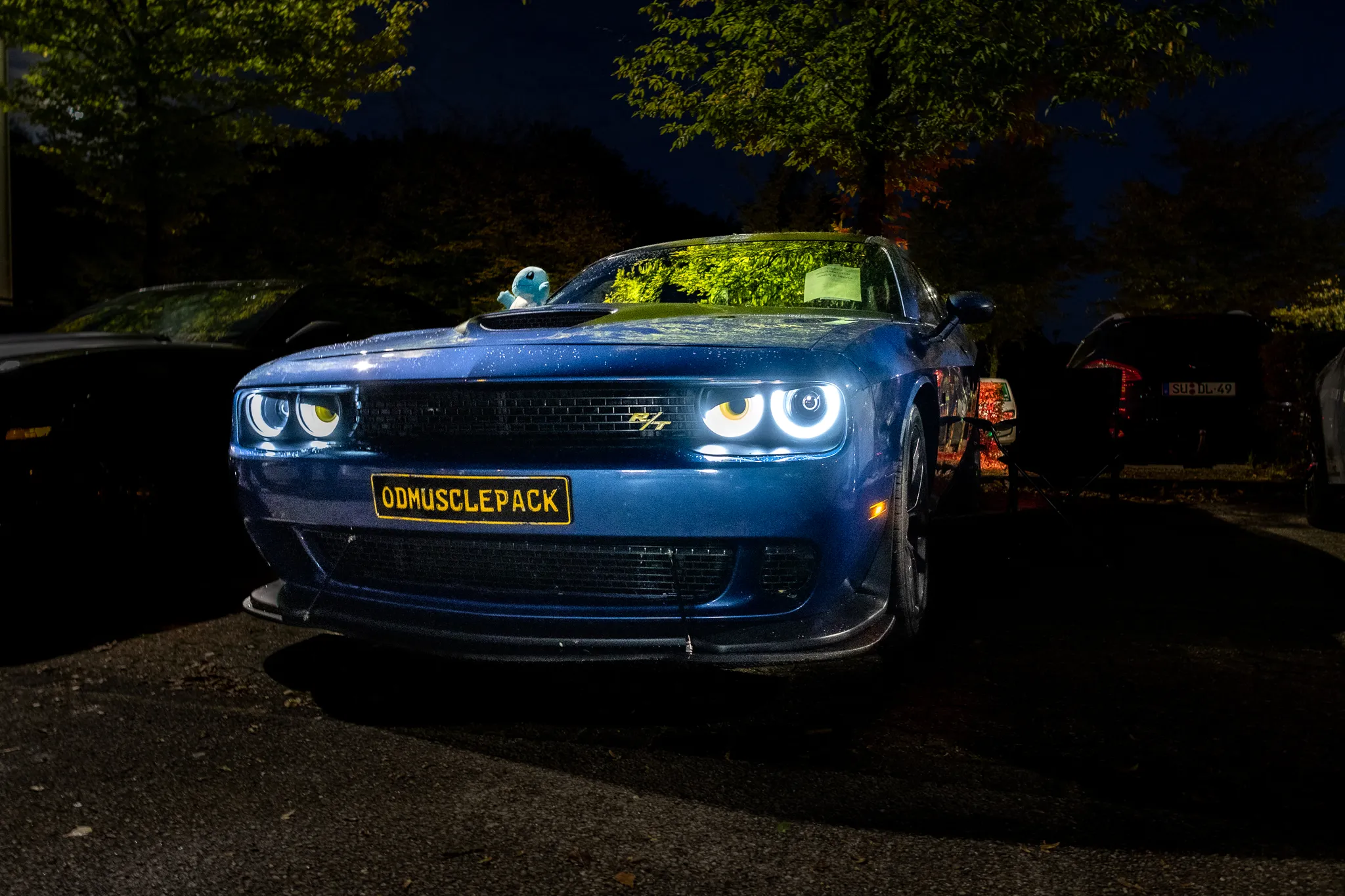 Mattschwarzer Dodge Charger mit rotem Streifendekor und Schriftzug „Black Beast“ sowie „The Fast and the Furious“, Startnummer 79, auf der Startbahn fahrend.